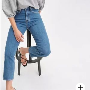 Levi’s wedgie blue jeans 28